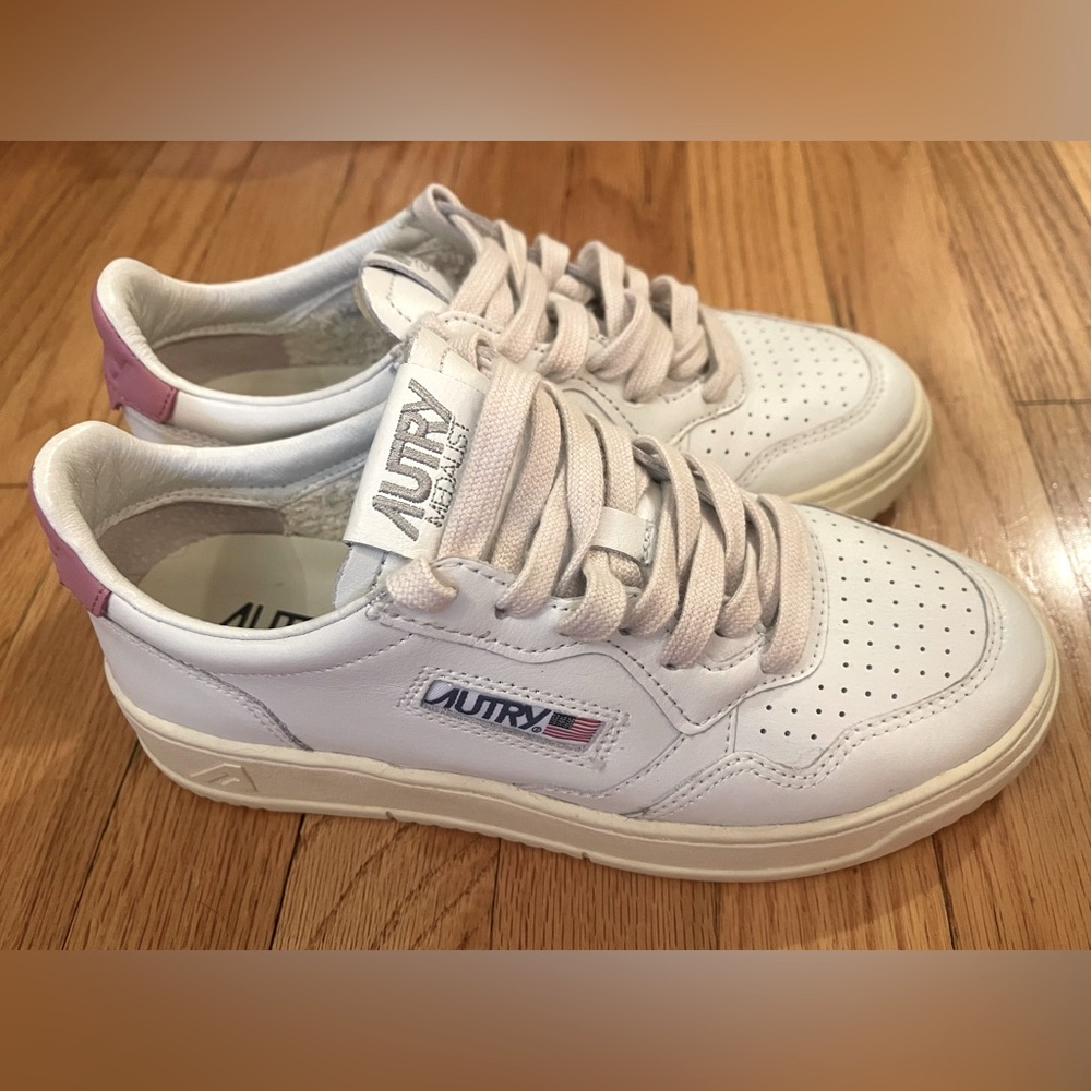 Autry White Medalist Leather Low Sneaker in White/Pink sz 37 - EUC